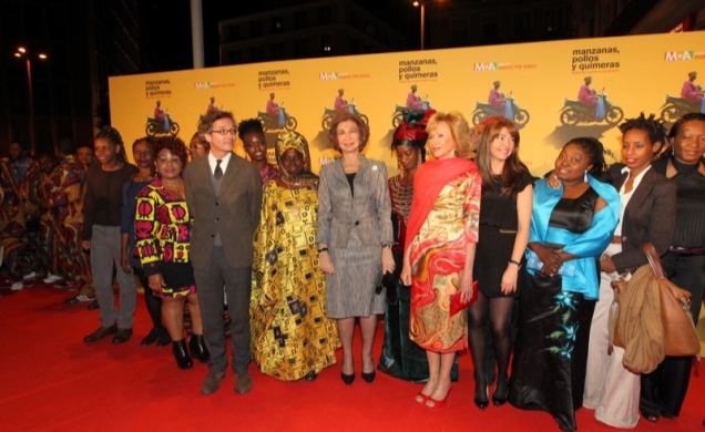 Doña Sofía junto a la presidenta de la Fundación Mujeres por África, María Teresa Fernández de la Vega; el secretario de Estado de Cultura, José María